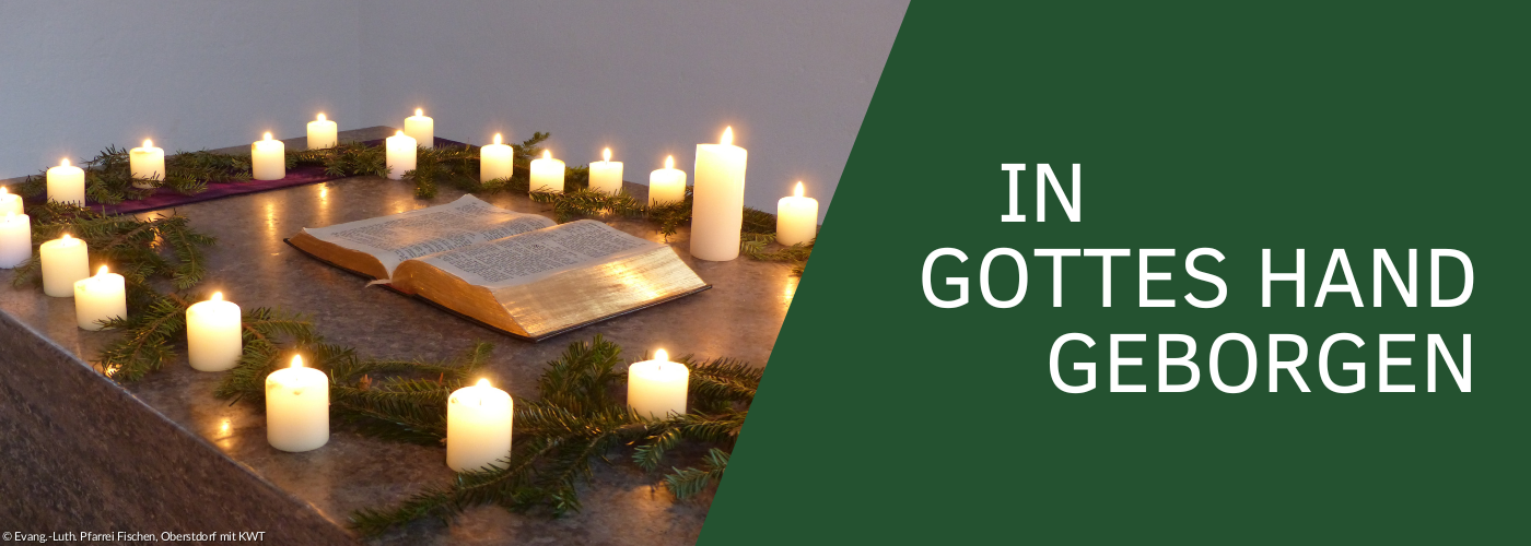 Brennende Kerzen stehen auf dem Altar