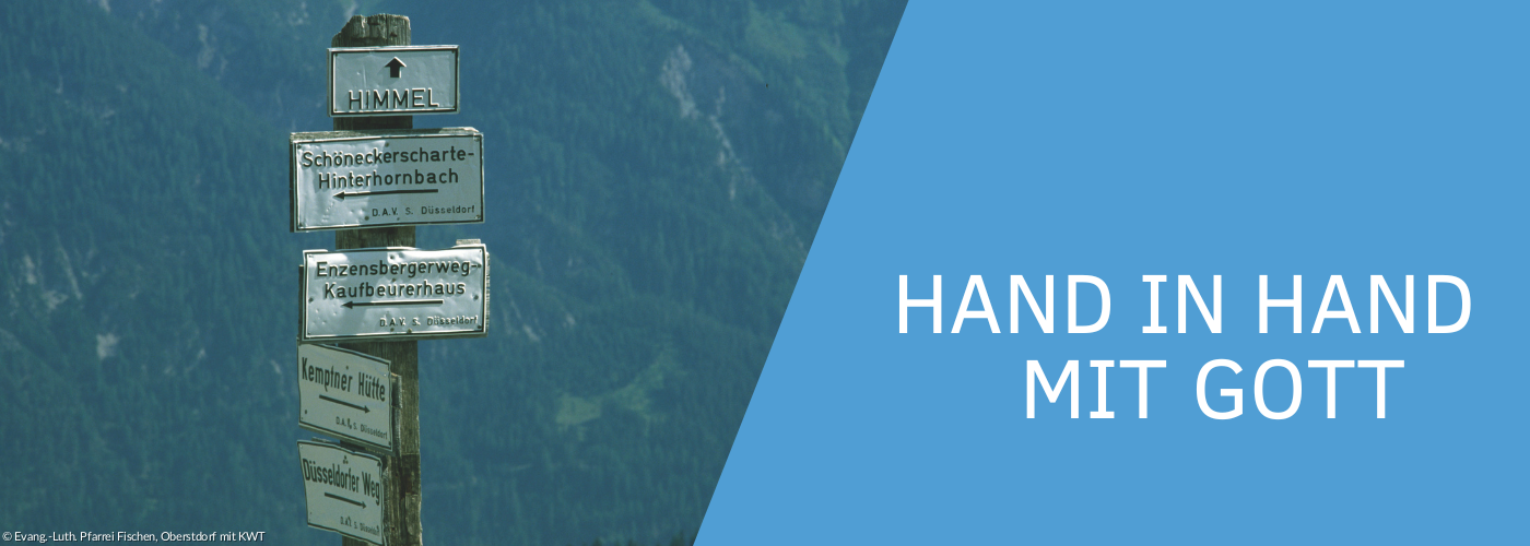 Wegweiser in den Bergen mit verschiedenen Zielen, der oberste zeigt nach oben und darauf steht Himmel