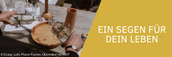 Taufschale aus Ton in die Wasser gegossen wird.