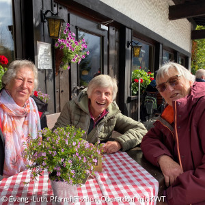Ein Team sitzt an einem Tisch zusammen