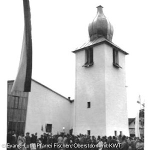 Menschen stehen vor der Kirche zur Einweihung 1961