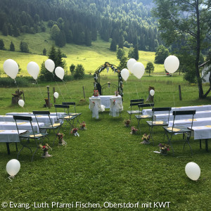 Hochzeit aufgebaut im Grünen
