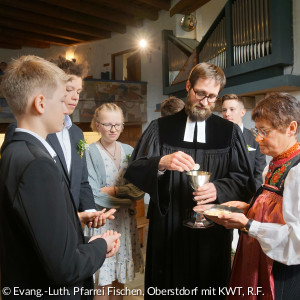 Konfis empfangen Abendmahl