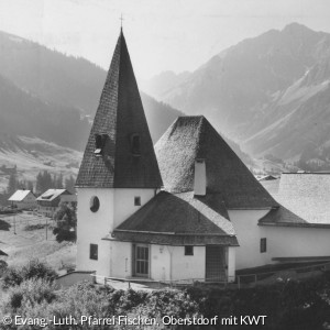 Kreuzkirche mit Pfarrhaus