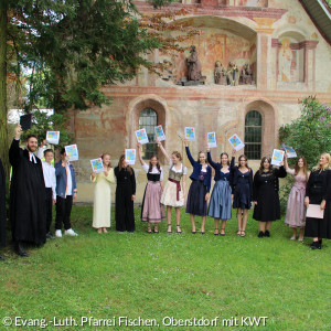 Gruppe Konfis mit Urkunden